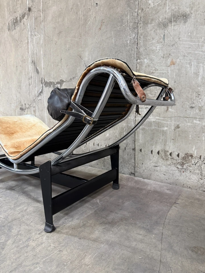 Vintage 1970s Cassina Le Corbusier LC4 Chaise Lounge Cowhide & Leather, Italy - Image 4 of 4