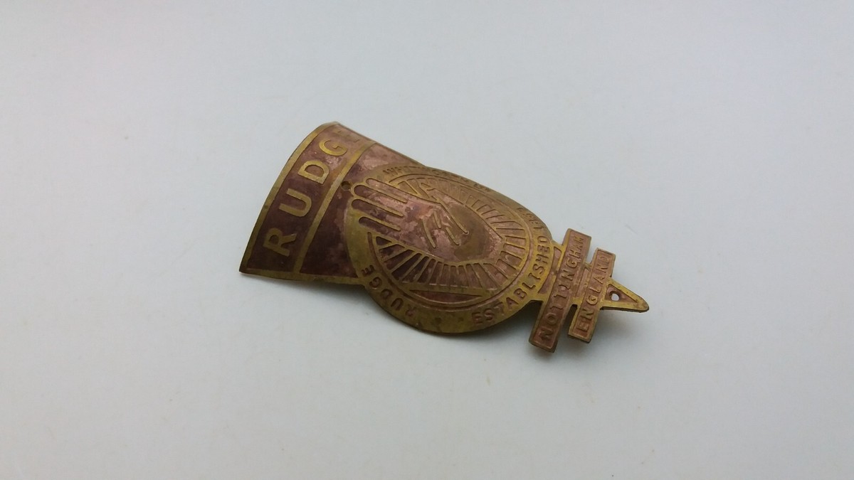 Insigne De Bicyclette Vintage R RIGOLET – France – Métal émaillé – Ancien