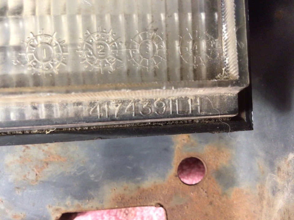 ПАРКОВОЧНАЯ ЛАМПА Chrysler 4174391 левая с КРОНШТЕЙНОМ 1982-1987 Chrysler New Yorker б/у - Изображение 4 из 4