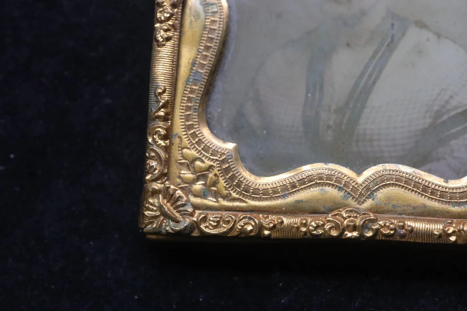 🌹 1850s Ambrotype – Mysterious Young Woman in Striking Gilt Frame - Image 4 of 4