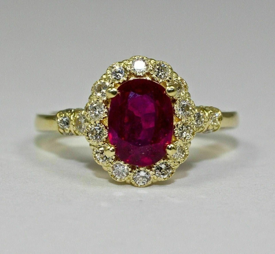 Anillo de compromiso con halo de rubí rojo simulado corte ovalado de 2,00 quilates enchapado en oro amarillo de 14 k Foto 3 de 4