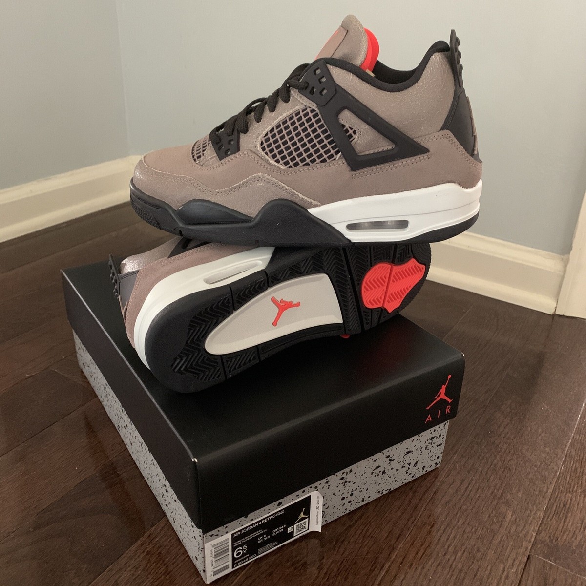 靴 AIR JORDAN 4 RETRO Amazon.com | Jordan Women's 4 “Vivid Sulfur” Size 6 White/Vivid