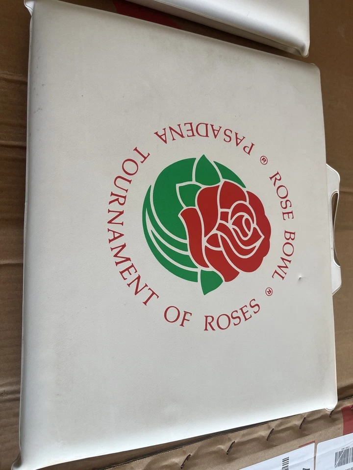 DOS (2) Cojines de Asiento Rose Bowl NCAA Pasadena Tournament Of Roses Fan Stadium Foto 2 de 4