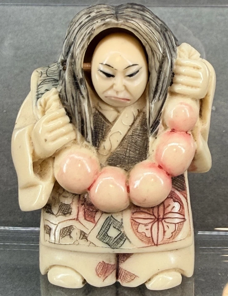 Figura de resina Netsuke japonesa de colección giratoria de dos caras de vampiro/mujer firmada Foto 3 de 4