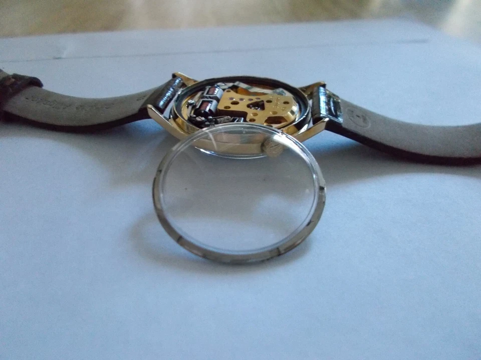 ACCUTRON 218 ESTUCHE DE EXPOSICIÓN TRANSPARENTE TRASERO CON ANILLO con fotos de antes y después Foto 2 de 4