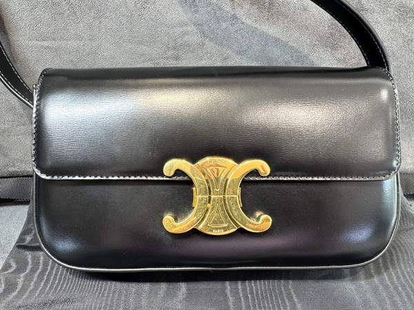 Celine TRIOMPHE Handbag In shiny calfskin (black)