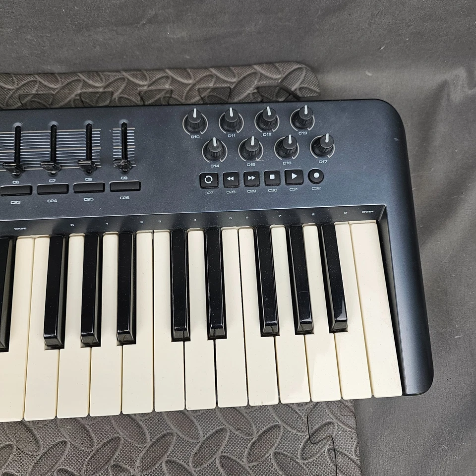 M-Audio Oxygen 49 (3rd Gen) USB MIDI Keyboard Controller W/Sliders & Knobs - Image 4 of 4