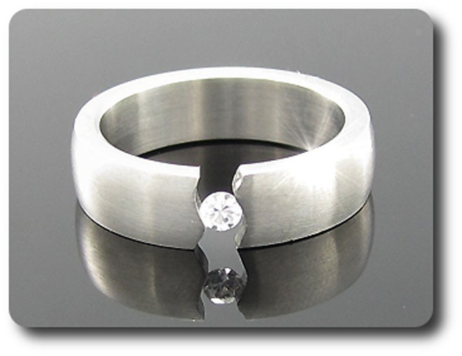 Bague homme motif acier avec diamant CZ taille 59 idéal pour un look urbain élégant