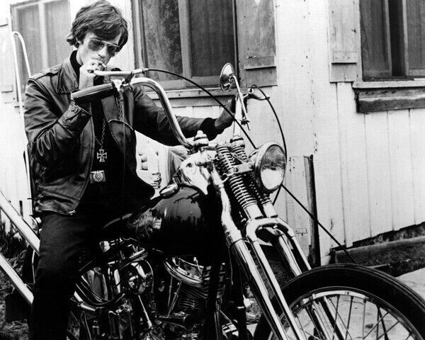 did peter fonda smoke cigarettes An actor who smokes in movies but doesn't in real life? Jack Nicholson in cigarette smoke