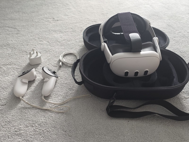 Meta Quest 3 VR 128GB + Elite Headstrap + Controllers + Carry Case + Charger
