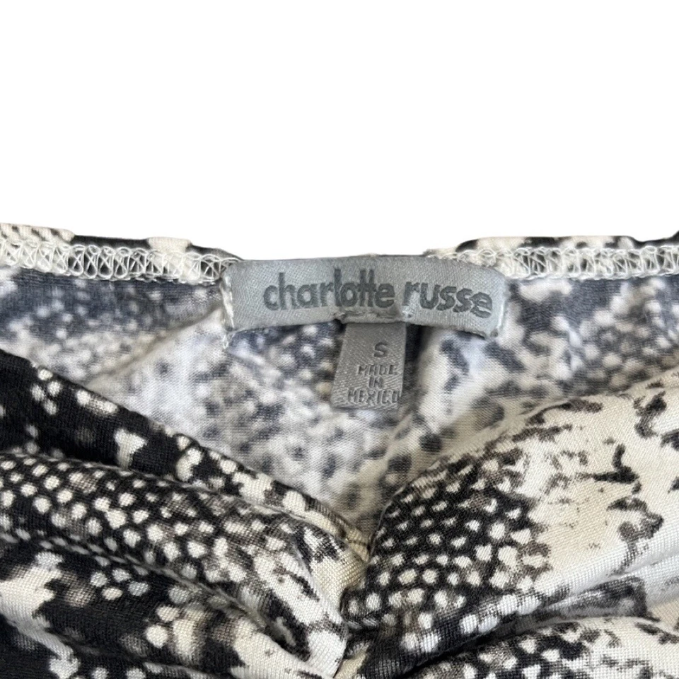 Top corto Charlotte Russe blanco con estampado de serpiente - talla pequeña Foto 3 de 3