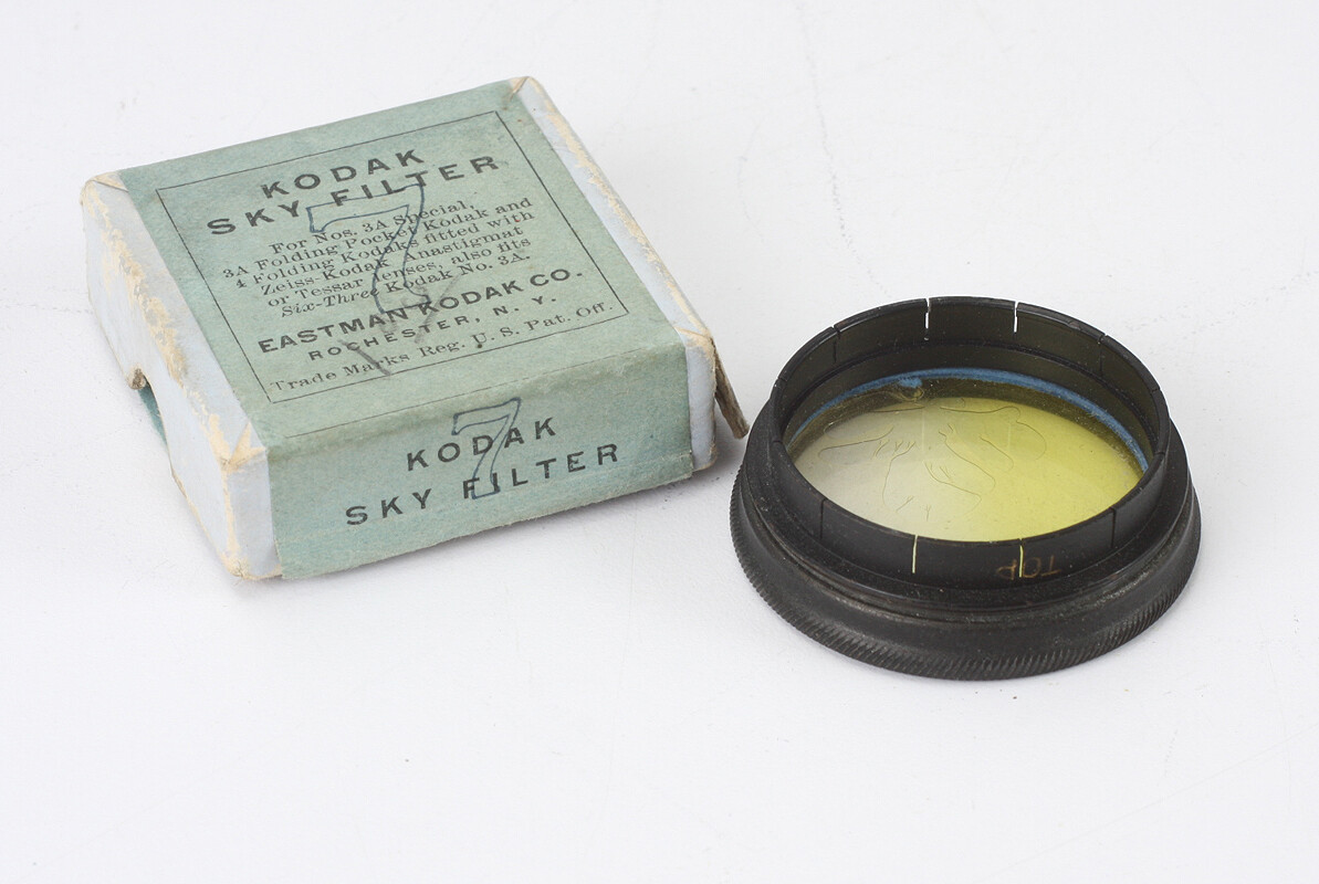KODAK SKY FILTER NO. 7, IN WORN BOX (HAS SEPARATION)/cks KODAK SKY FILTER NO. 7, IN WORN BOX (HAS SEPARATION)/cks