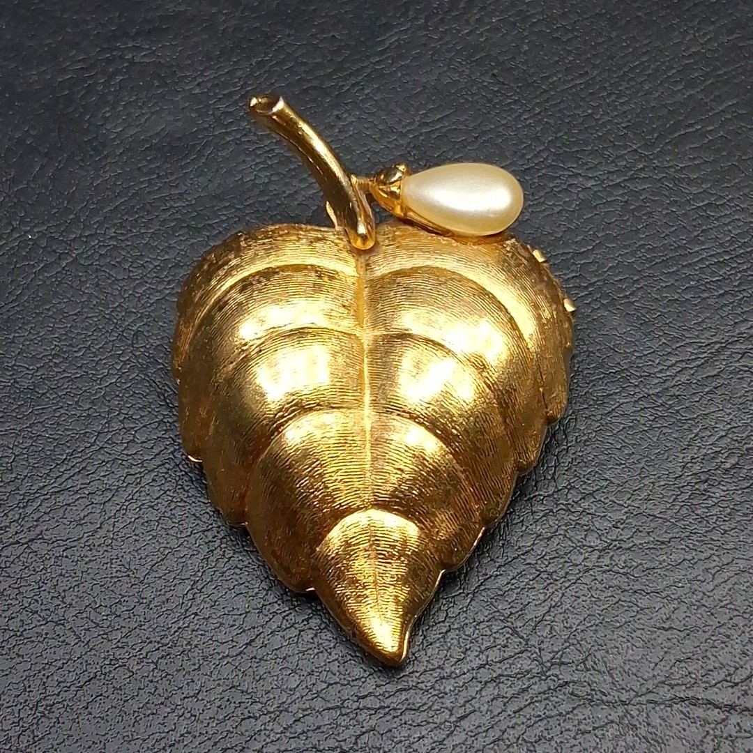 Vintage AVON Compact Solid Perfume Pin Brooch Lea… - image 2