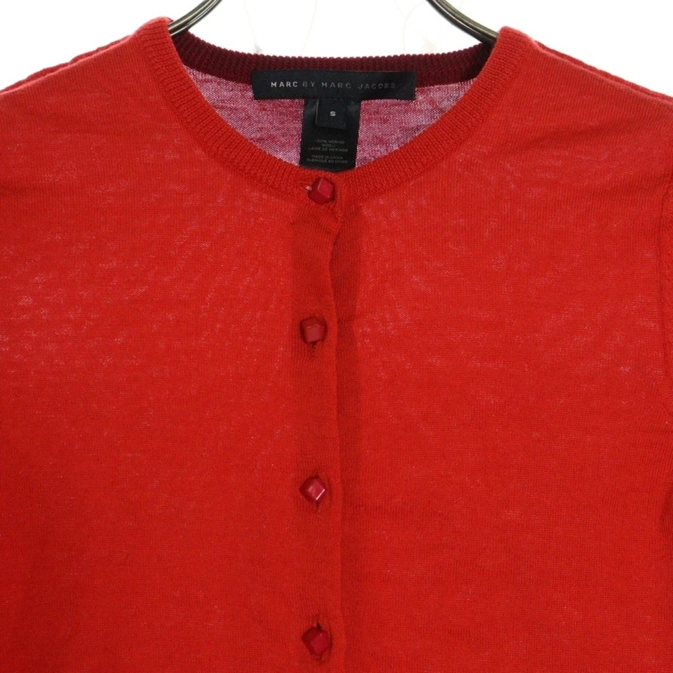 Cárdigan tejido de lana con botones cuello redondo diseño marca MARC BY JACOBS rojo para mujer usado a Foto 3 de 4