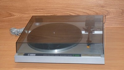 Yamaha P-200  -   Plattenspieler / Turntable - Semi Automatic -