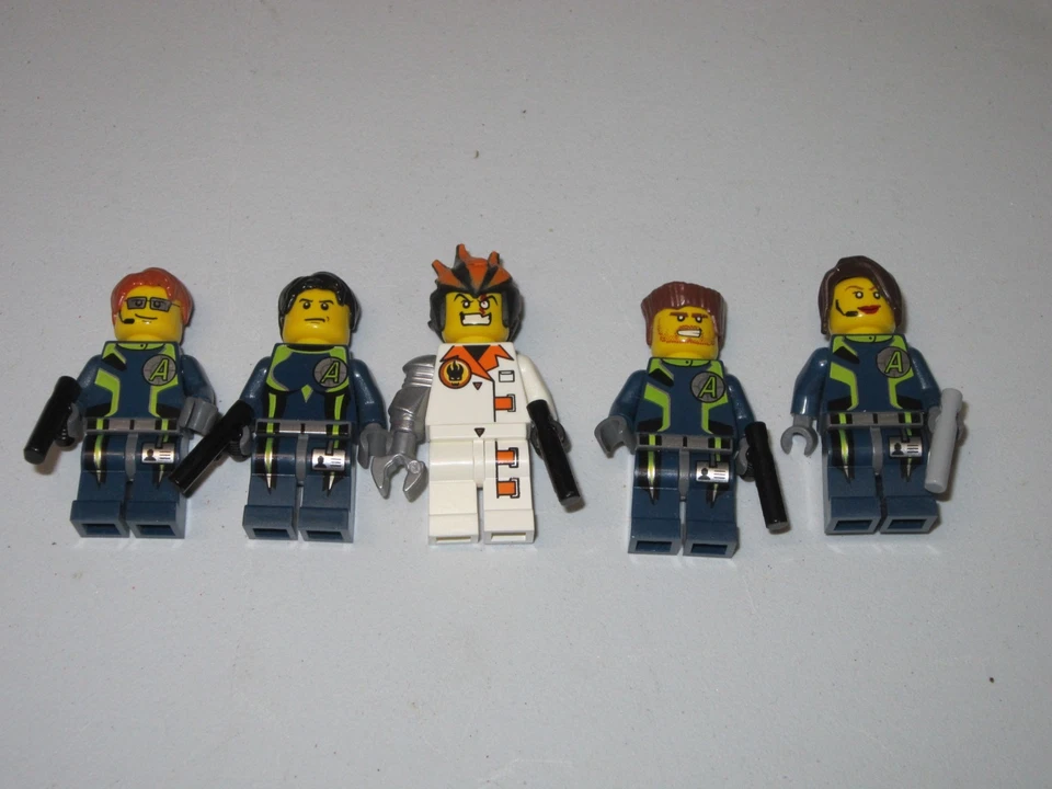 LEGO 8635  AGENTS 2.0 MISSION 6 CENTRE DE COMMANDEMENT MOBILE - Photo 3/4