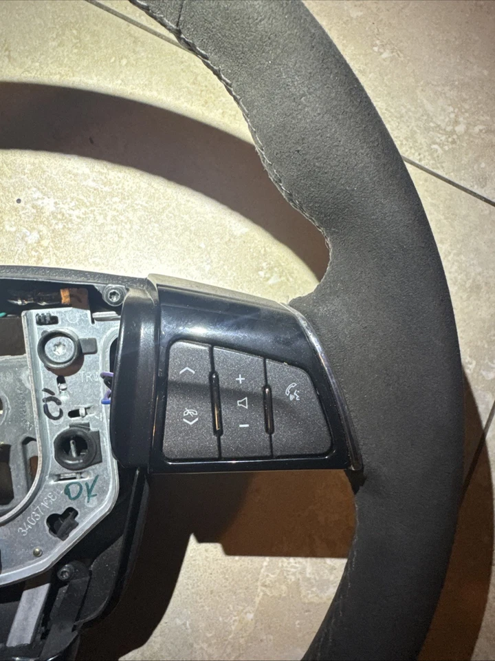 Volante automático Cadillac CTS-V 2009-2015 gamuza negra costuras negras Foto 4 de 4