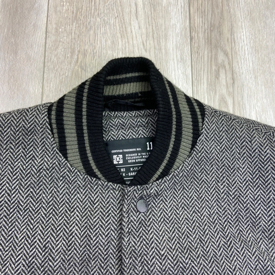 Chaqueta Universitaria Krew Para Hombres Gris Medio Negra Bombardero Espiga Nylon Informal Hombres Foto 2 de 4