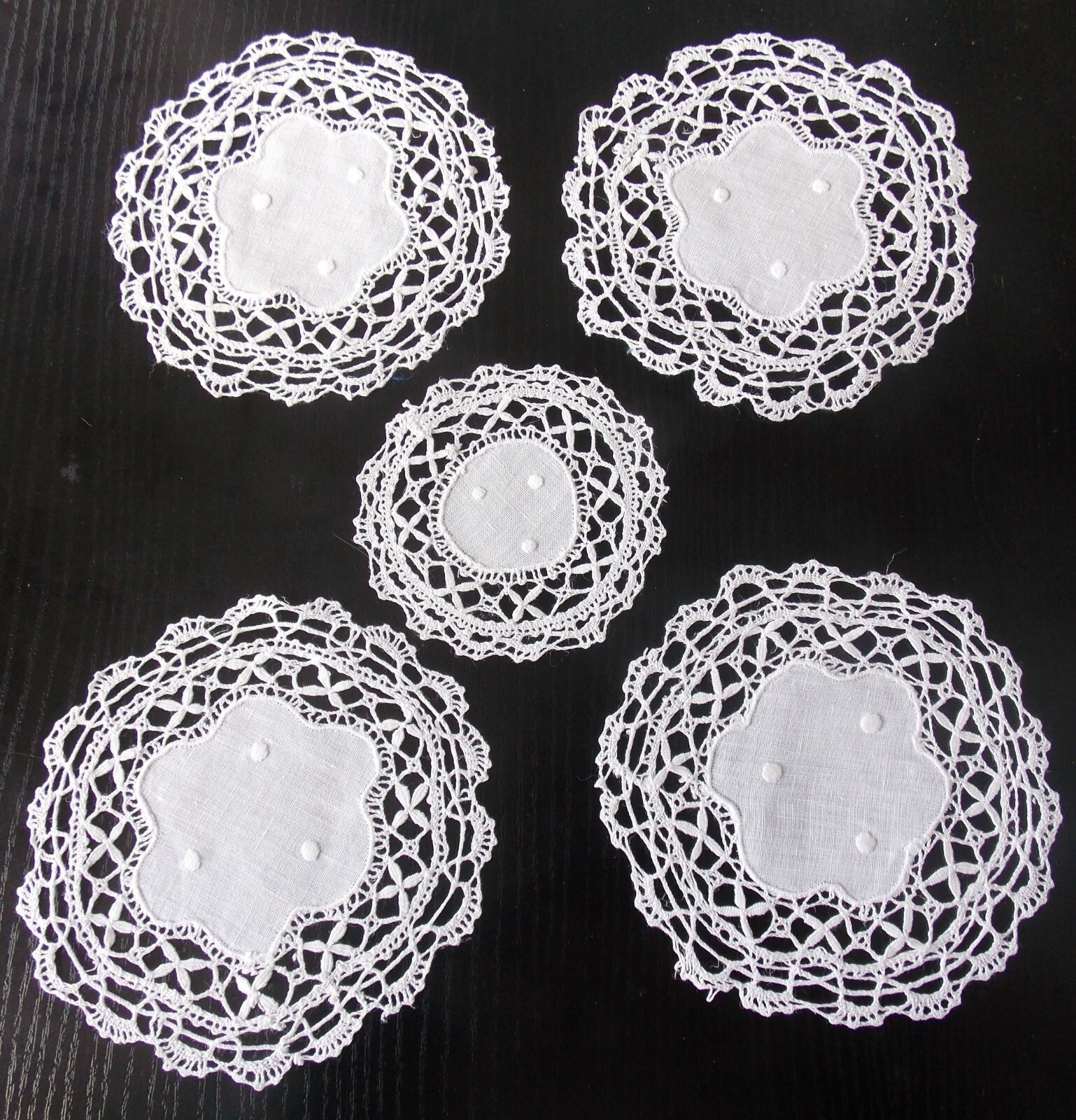 Napperons brodés main Cluny lot de 5 sous-verres tissu et nappe de table