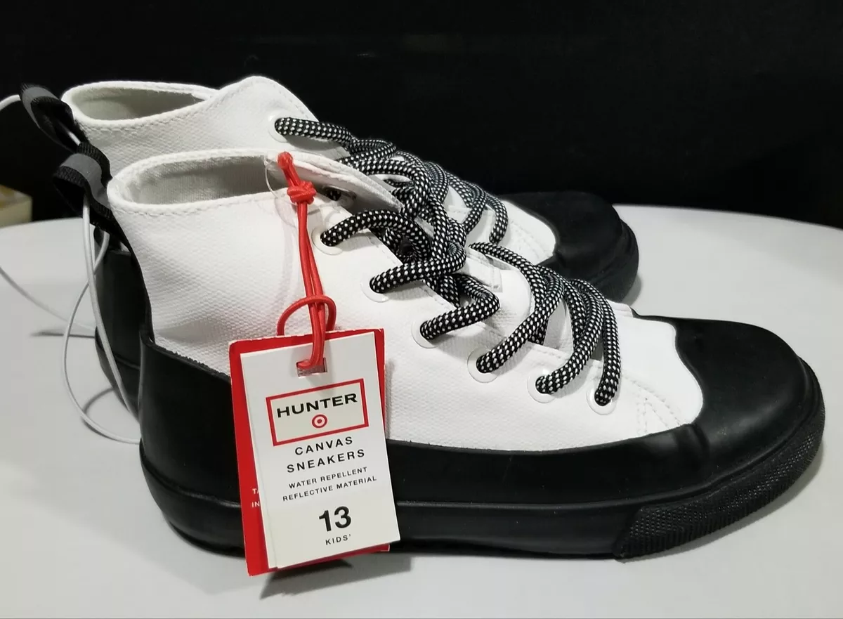 White canvas shoes target new arrivals