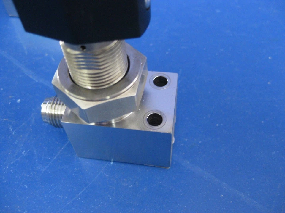 Válvula de bloque manual CKD OGD10V-X0044 con puerto MVCR 1/4", lote de 2, usada Foto 4 de 4