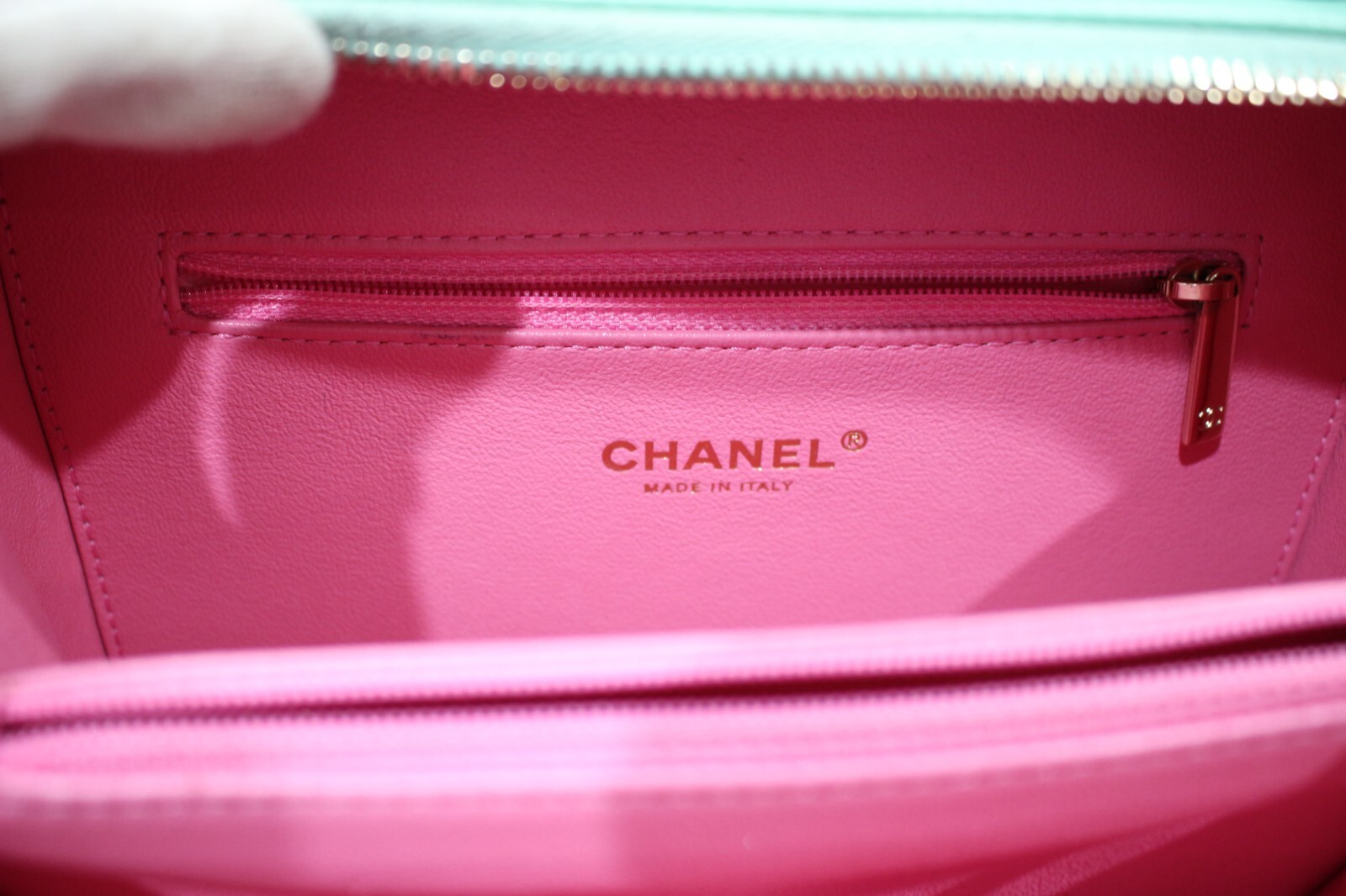2019 CHANEL Caviar Quilted Medium CC Filigree Vanity Case Pink Green image 10