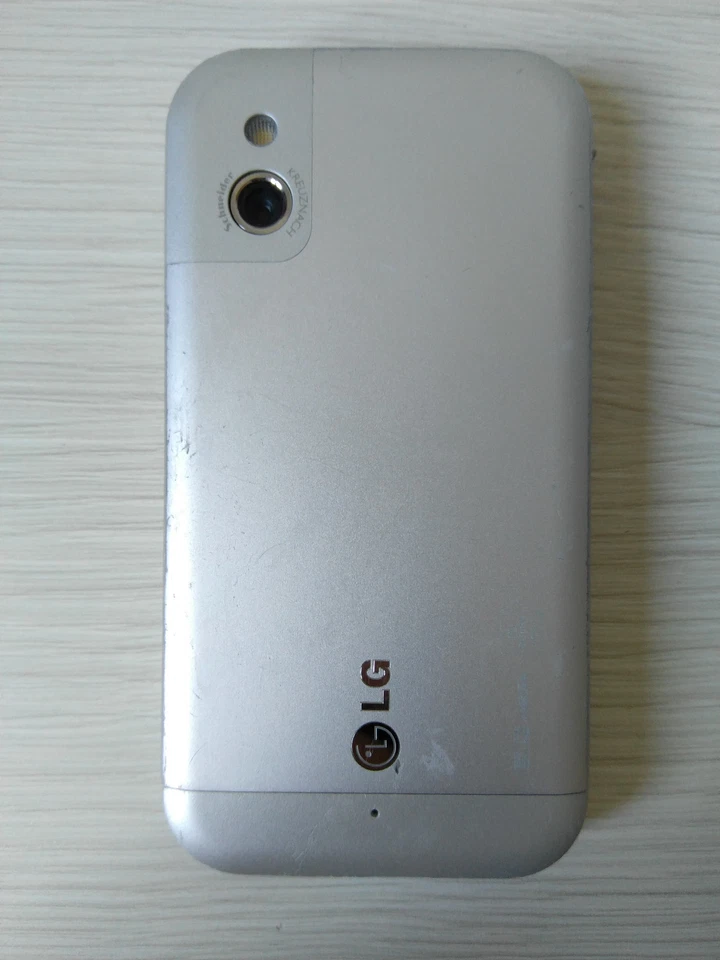 LG KM900 ARENA SILVER 5 MEGAPIXEL 8GB 3G WI-FI BLUETOOTH RADIO CELLULARE VINTAGE - Immagine 3 di 4