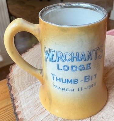 ANTIQUE MERCHANTS LODGE THUMB-BIT MARCH 1915 MUG~CAPTURE OF FORT TICONDEROGA
