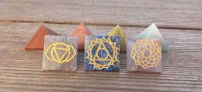 7 CHAKRA NATURAL GEMSTONE ENGRAVED SMALL PYRAMID SET 20-25MM