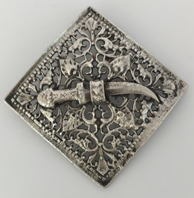 Broche Carrée Ajourée En Argent Massif - Motif Poignard En Relief, Style XXe Siècle, Occasion
