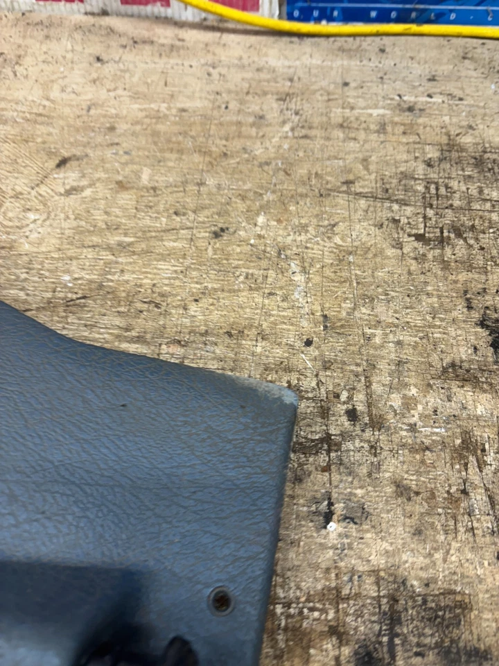 Chevrolet GMC 1973 1980 K5 C10 K10 K30 ventilación izquierda panel pateador moldura azul derecho Foto 3 de 4