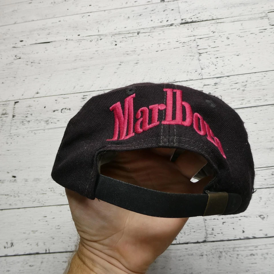 De colección Marlboro Adventure Team Sombrero Gorra Correa Trasera Negro Rojo Parche Para Hombres Años 90 Foto 4 de 4