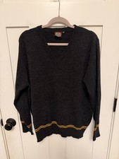 SUÉTER ESCOLAR HARRY POTTER GRYFFINDOR Mezcla de Lana Talla Hombres Gris Mediano Cuello en V