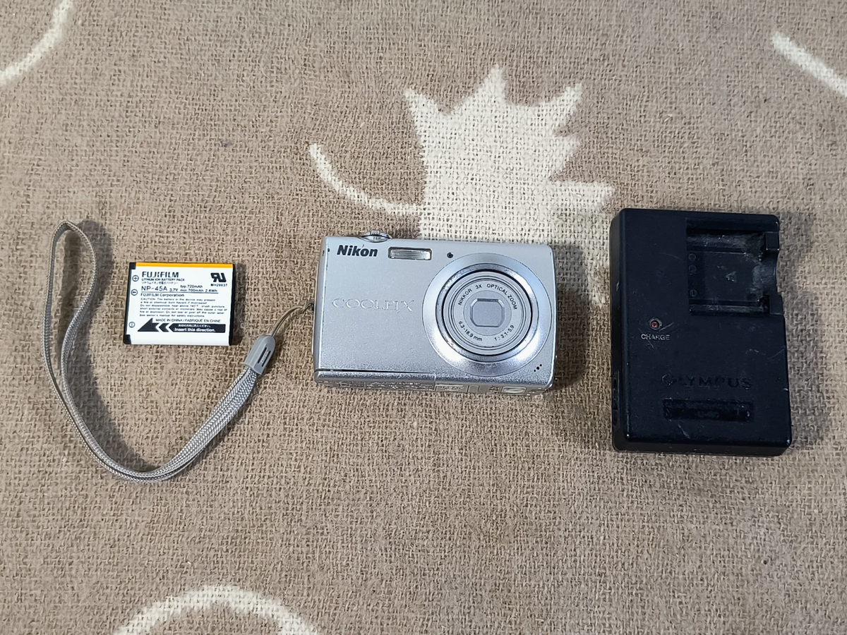 Nikon COOLPIX S203 10.0MP Digital Camera - Silver Fully Working