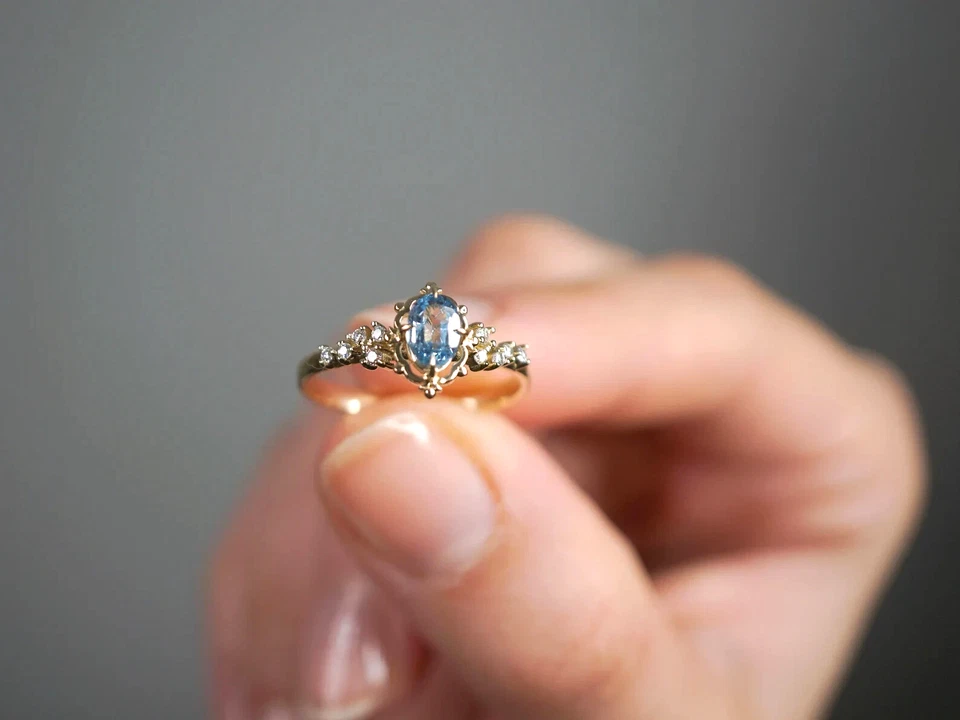 Anillo de compromiso vintage de topacio azul anillo de boda de moissanita enchapado en oro Foto 2 de 4