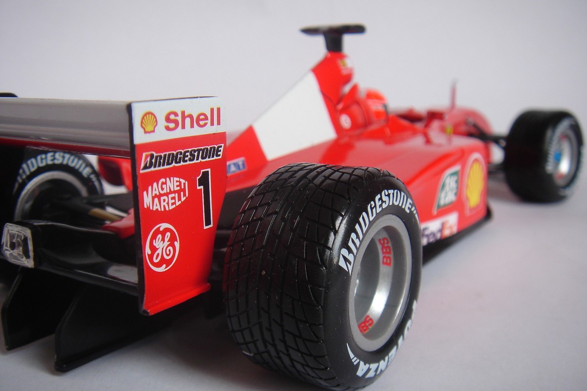 特価 Hot Wheels (1/18) フェラーリ F2001 Amazon | 1/18 フェラーリ F2001 #1 M.シューマッハ | ミニカー