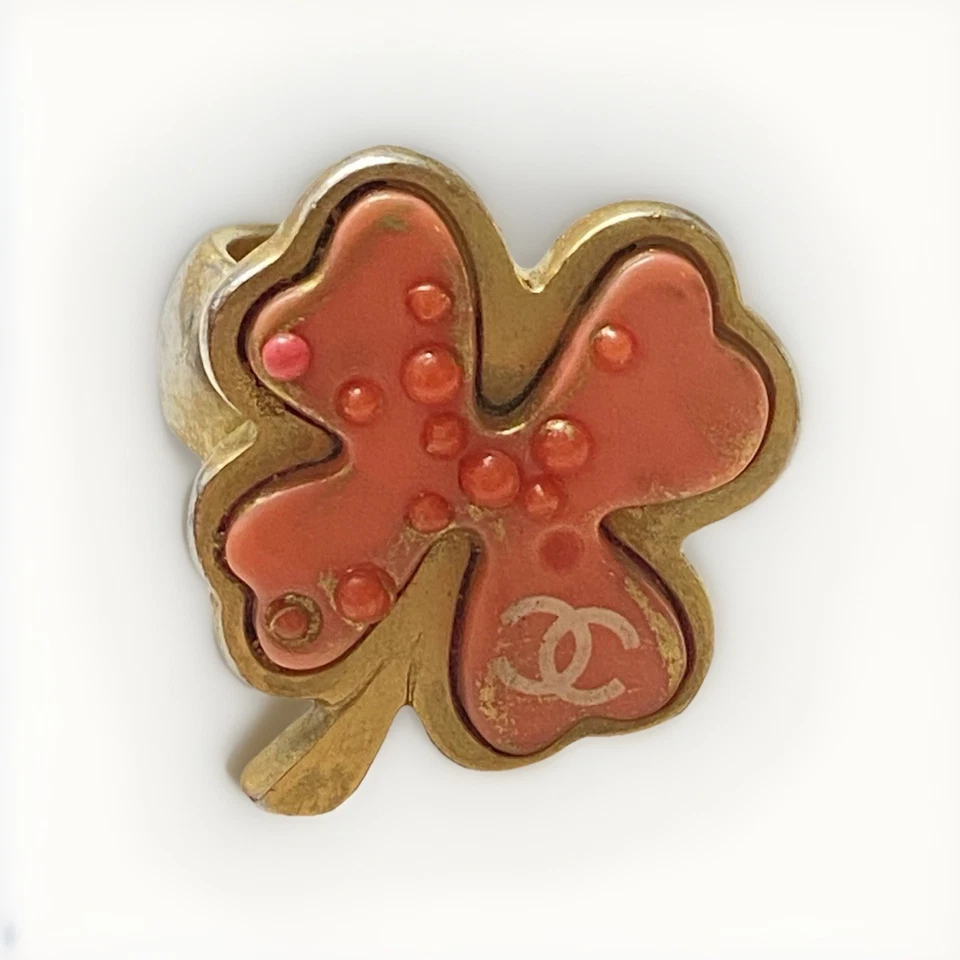 Anillo CHANEL Chapado en Oro y Coral Rosa Trébol Cuentas Logo CC Talla EE. UU. 6.5 Usado Foto 4 de 4