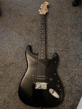 Fender Stratocaster HT-H Right Handed With Fender Mustang Lt25 Amp