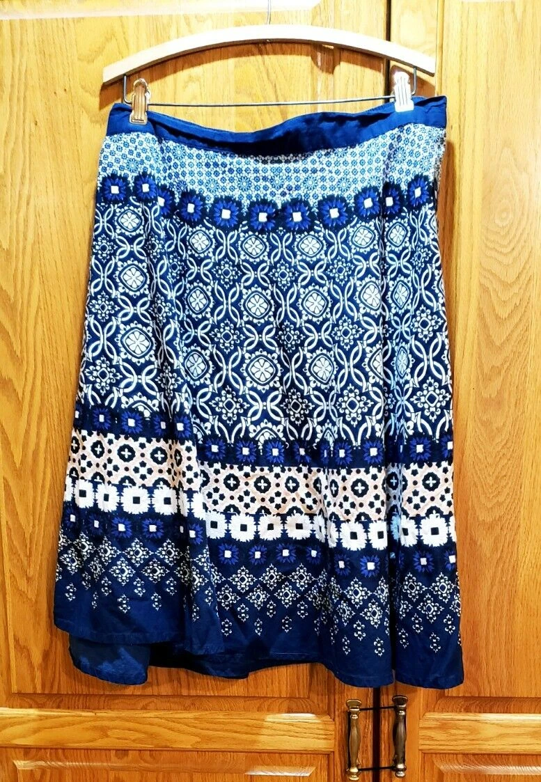 Studio West Size XL Women's Blue Floral Knee Length Stretch Waist Skirt