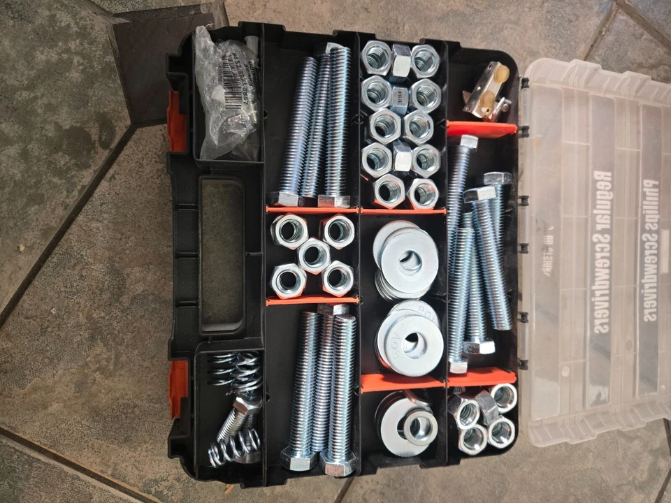 FUNDA RESISTENTE y pernos, tuercas y arandelas grandes. La funda es de segunda mano Foto 3 de 4