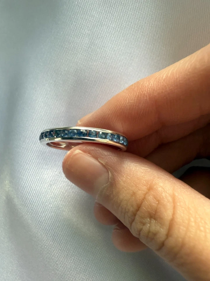 Anillo apilable vintage de media eternidad de zafiro azul natural de 0,45 quilates SV950 Pd Foto 2 de 4