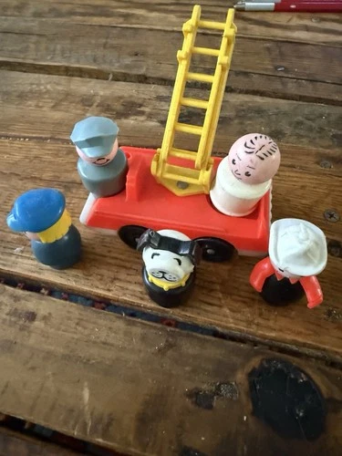 Vintage Fisher Price Little People Fire Truck Ladder Engine + 5 Figures Dog