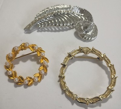 Beautiful Vintage GERRY'S Goldtone Wreath Open Circle Brooch Pin Plus 2 Others
