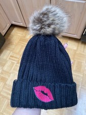 Black Heavy Knit Pink Lips Emblem Pom Pom Beanie Hat