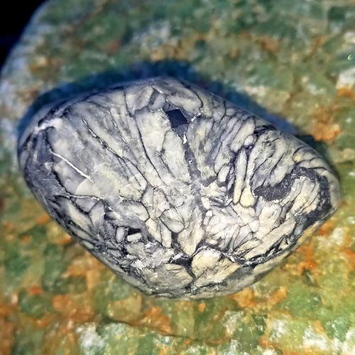 Trommelstein Pinolith Eisblumenmagnesit Kommunikation Empathie Magnesit Nr.60
