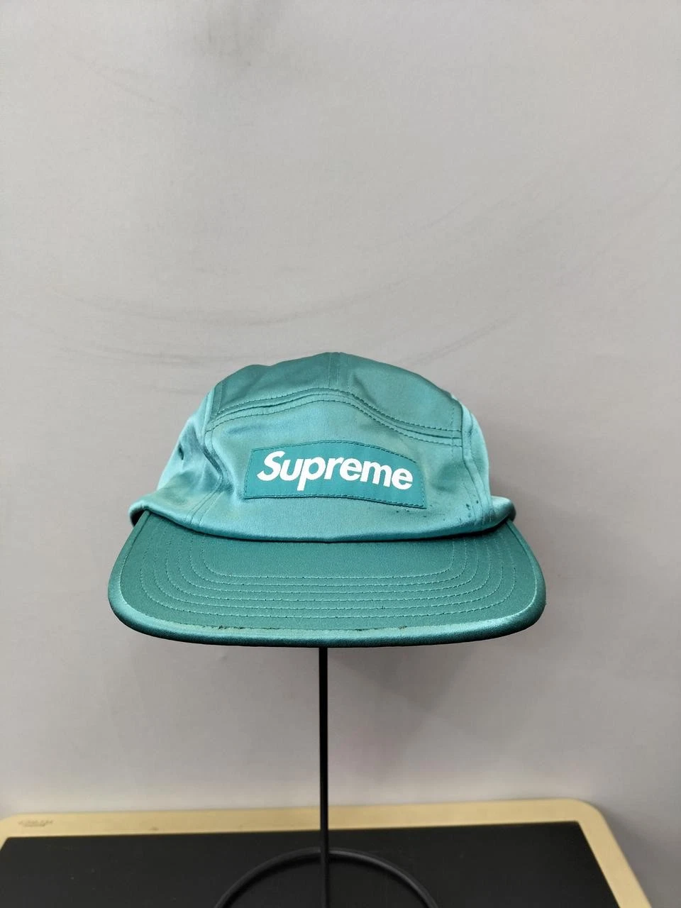 SUPREME Numéro de modèle : 17SS Signe SATIN CAP