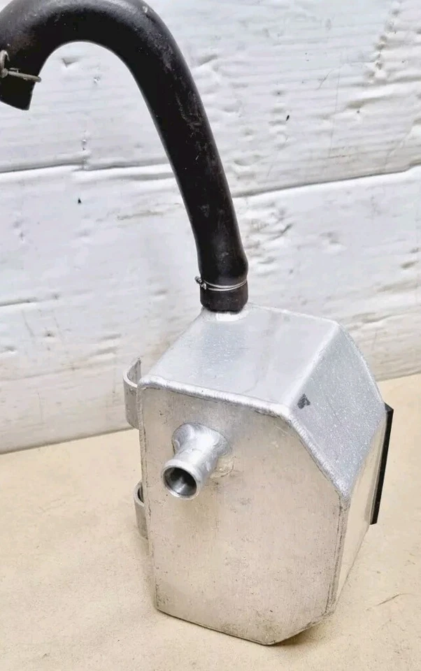 Honda CBR600 F4 Hrc Breather Tank 1999 2000 Fx Fy Castrol Honda Race CBR600F  - Image 4 of 4