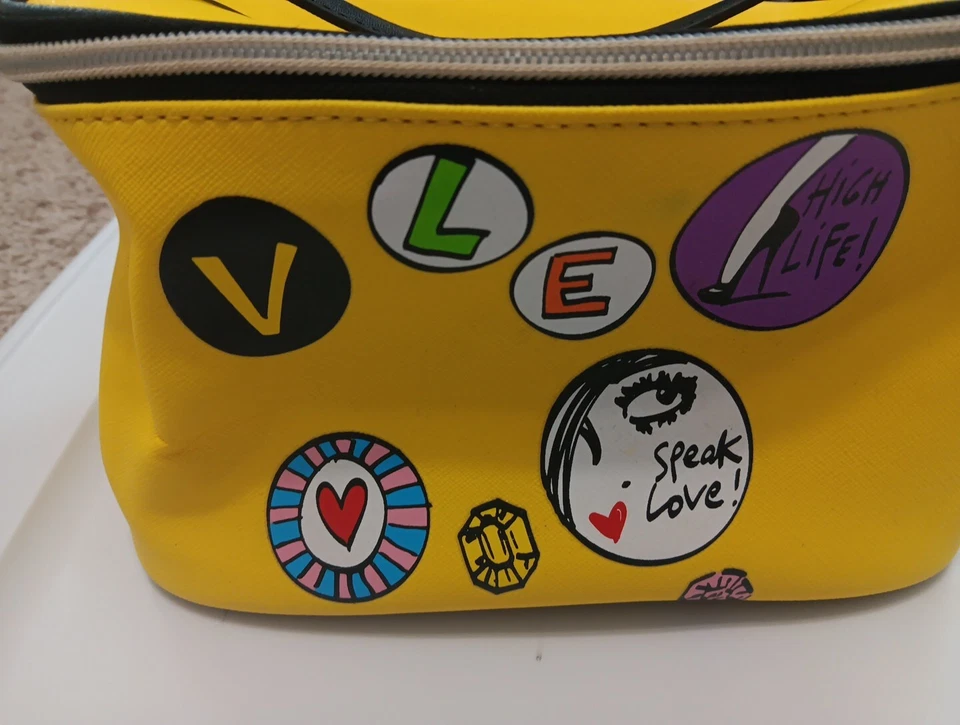 Bolso de cosméticos Izak New York amarillo 'Speak Love' NYC Foto 2 de 4