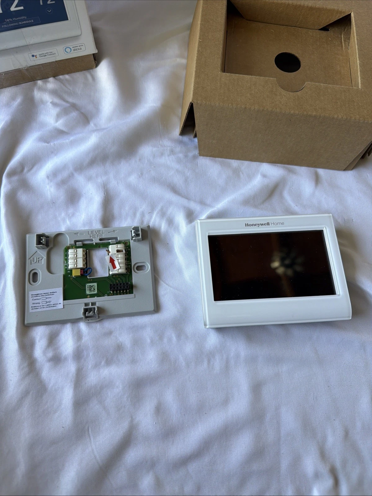 Honeywell Wi-Fi Thermostat with Wall Plate - White [5] READ