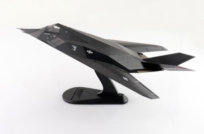 Modell Flugzeug Stealth F-117A US Air Force Nighthawk 88-0841 USAF F117 1/72